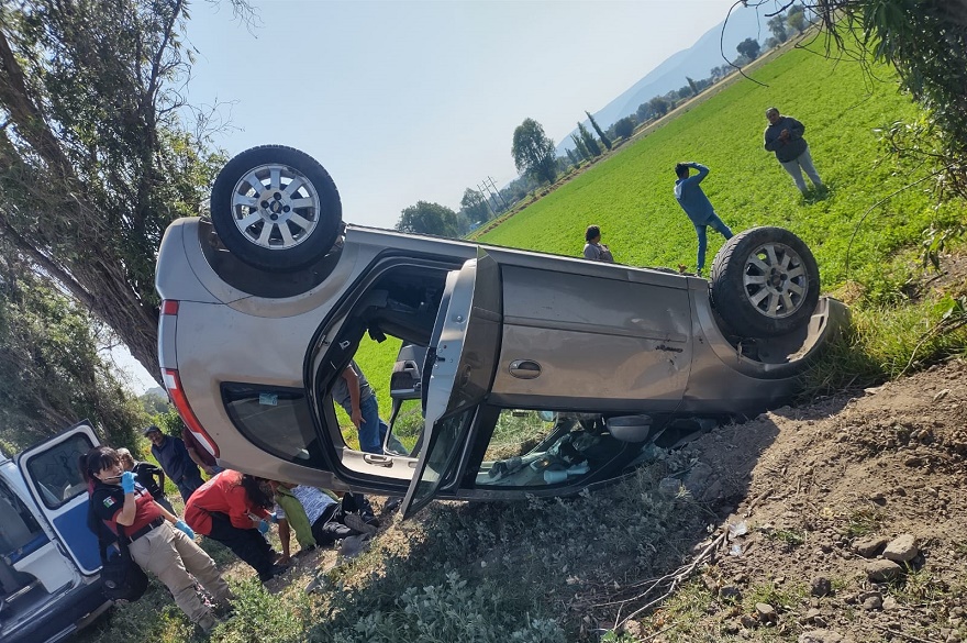 Adultos mayores resultan lesionados tras volcar camioneta en Tlaxcoapan