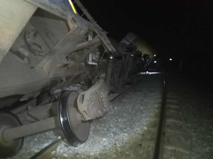 Se descarriló tren cargado con vehículos y maíz en Tepetitlán