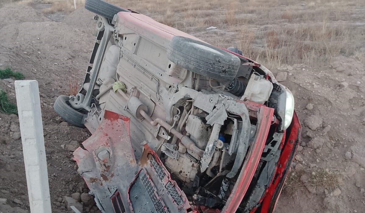 Muere una persona tras volcar auto en carretera de Hidalgo