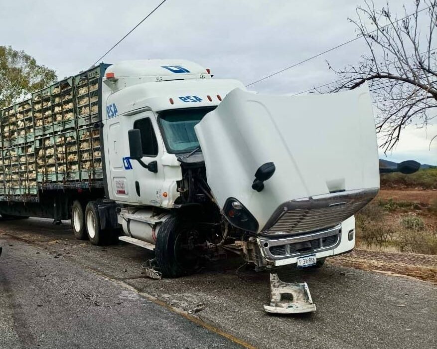 Choca tractocamión en Tecozautla