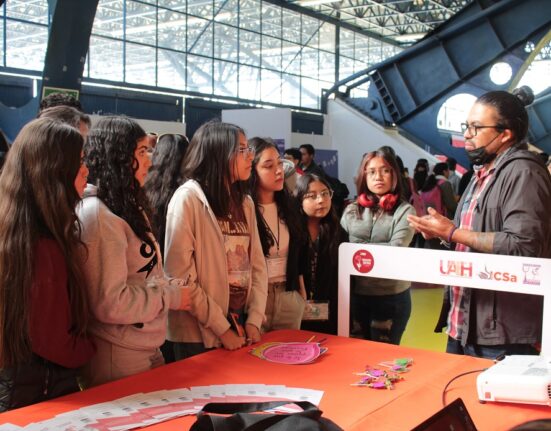 Jóvenes descubriendo su futuro académico en Expo Universitaria UAEH