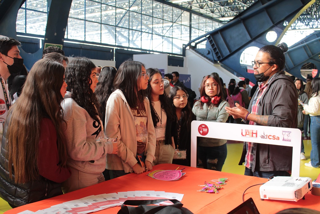 Jóvenes descubriendo su futuro académico en Expo Universitaria UAEH