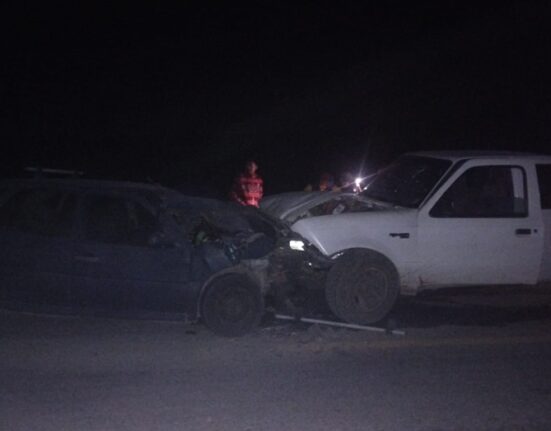 Camioneta y auto chocan en carretera de Tula