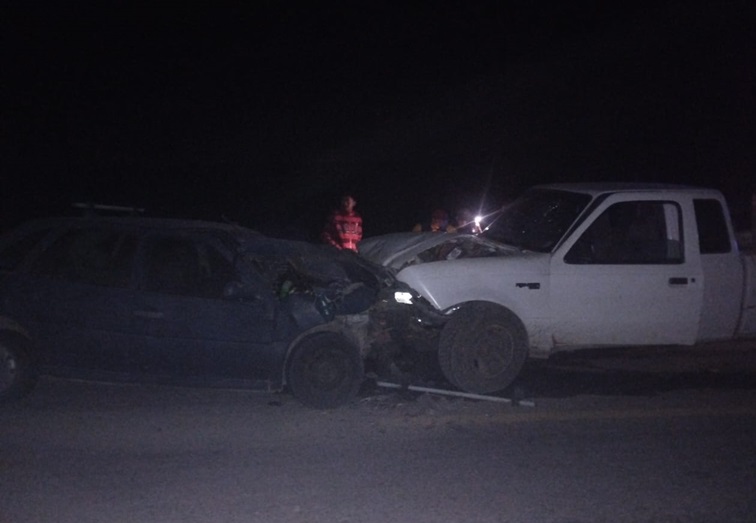 Camioneta y auto chocan en carretera de Tula