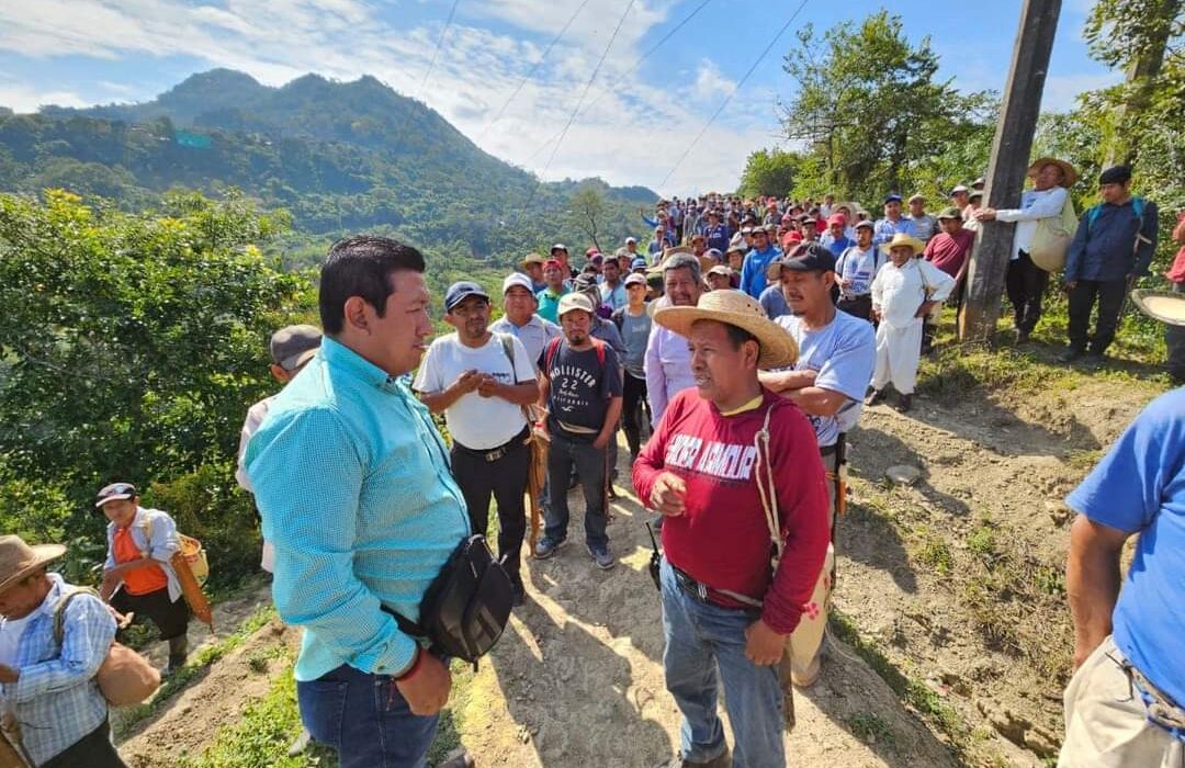 Valora alcaldía de Xochiatipan, apertura camino para sacar las cosechas