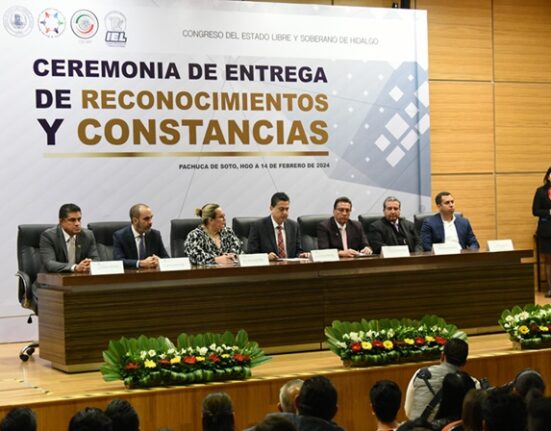 Congreso entrega reconocimientos y constancias a servidores públicos