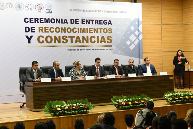 Congreso entrega reconocimientos y constancias a servidores públicos