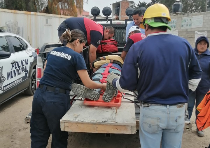 Cae trabajador de obra del Río en Tula