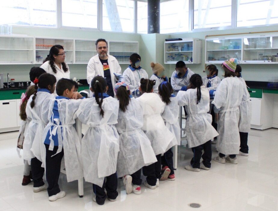 Celebra el DESCTI a mujeres y niñas a través de la ciencia 