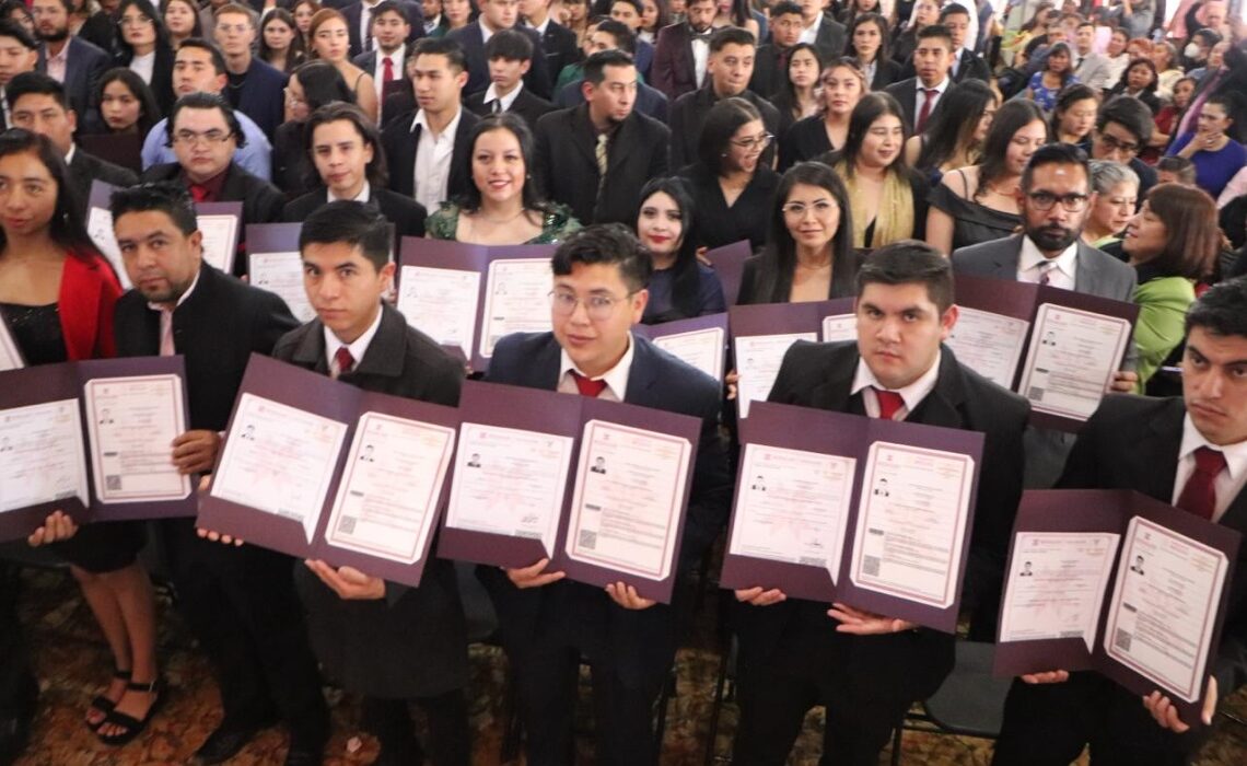 UPT entregó 580 títulos y cédulas profesionales