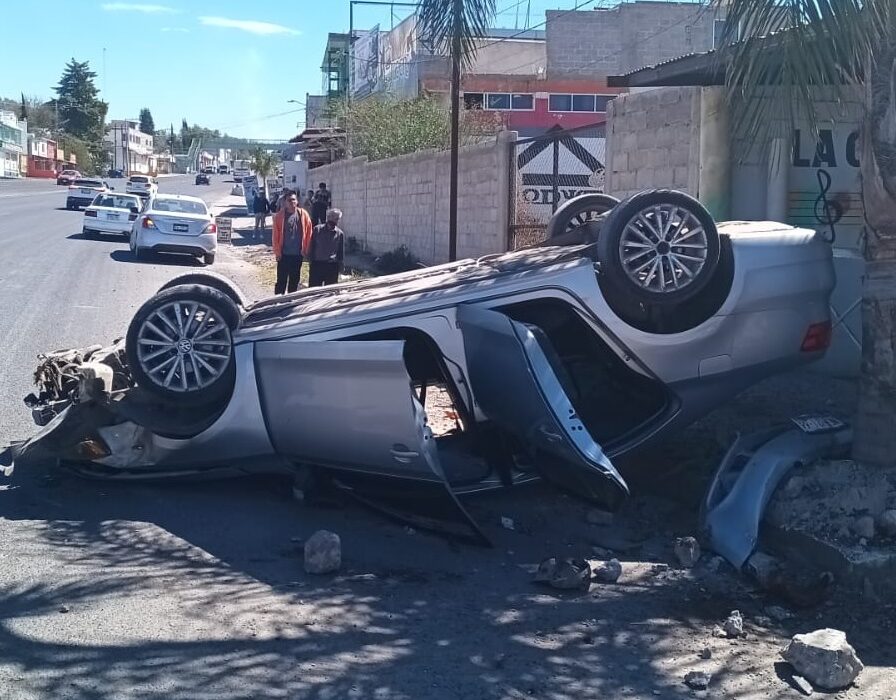 Vuelca auto en Tula de Allende