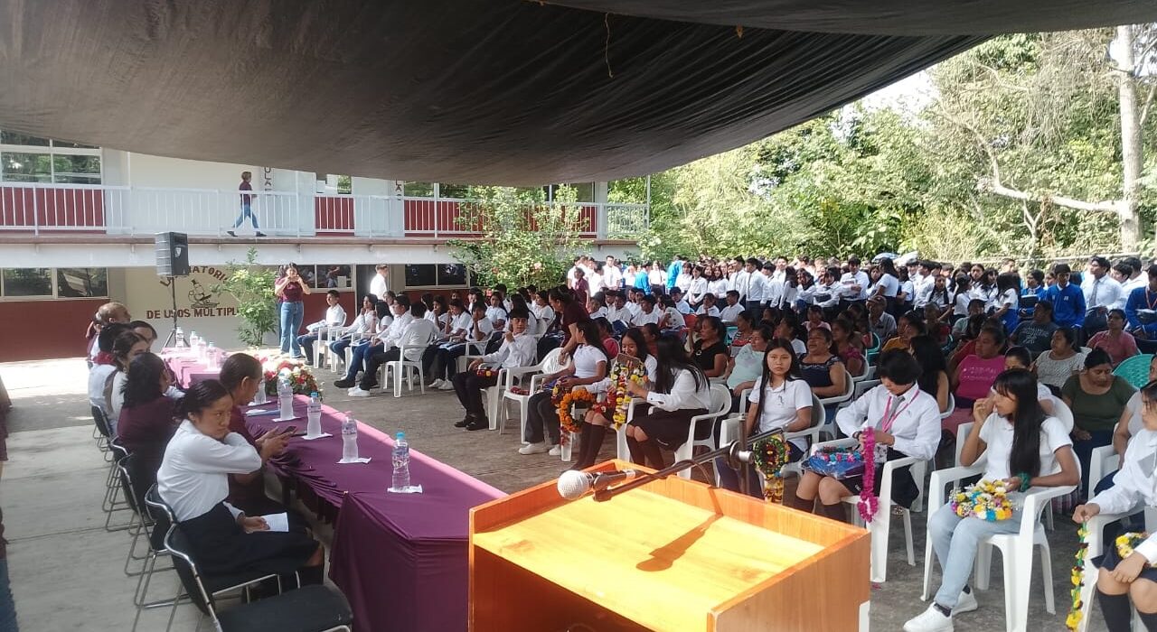 Entregan apoyos educativos en Ixcatlán, Huejutla