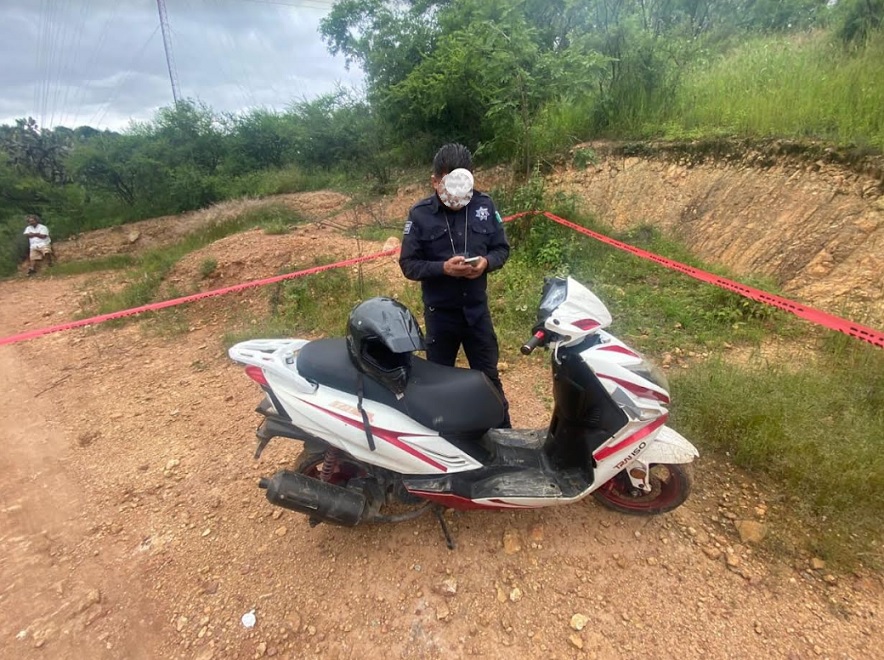 Encapuchado escapa de la policía y deja abandonada moto robada