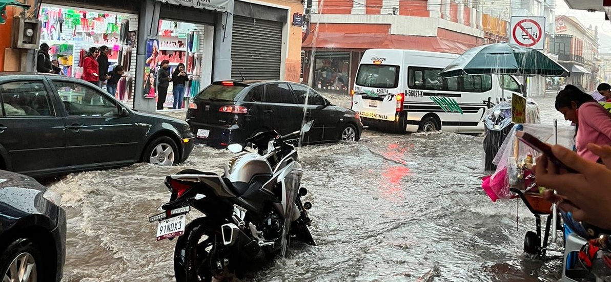 LLuvias colapsan calles y avenidas de Pachuca