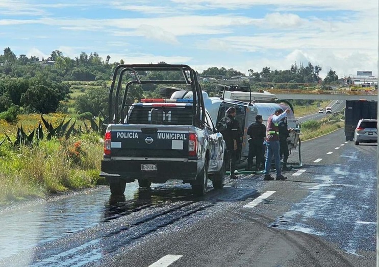 Vuelca pipa sobre la carretera Pachuca-Sahagún