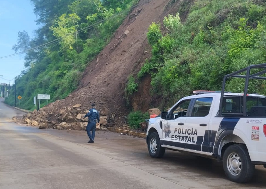 Limpian caminos y quitan escombros por deslaves en la carretera México-Tampico