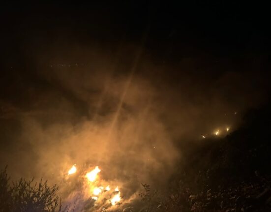 Arde tiradero de neumáticos a cielo abierto