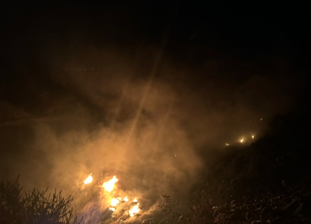 Arde tiradero de neumáticos a cielo abierto