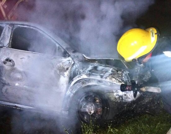 Bomberos de Hidalgo sofocan incendio de un vehículo