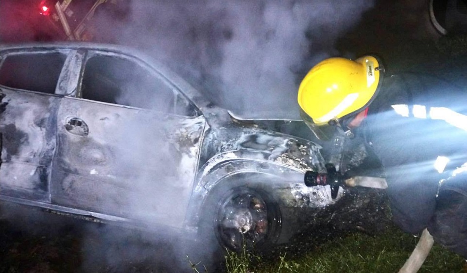 Bomberos de Hidalgo sofocan incendio de un vehículo