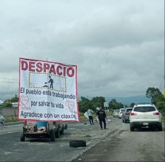 En municipios de Hidalgo vecinos se organizan para tapar baches