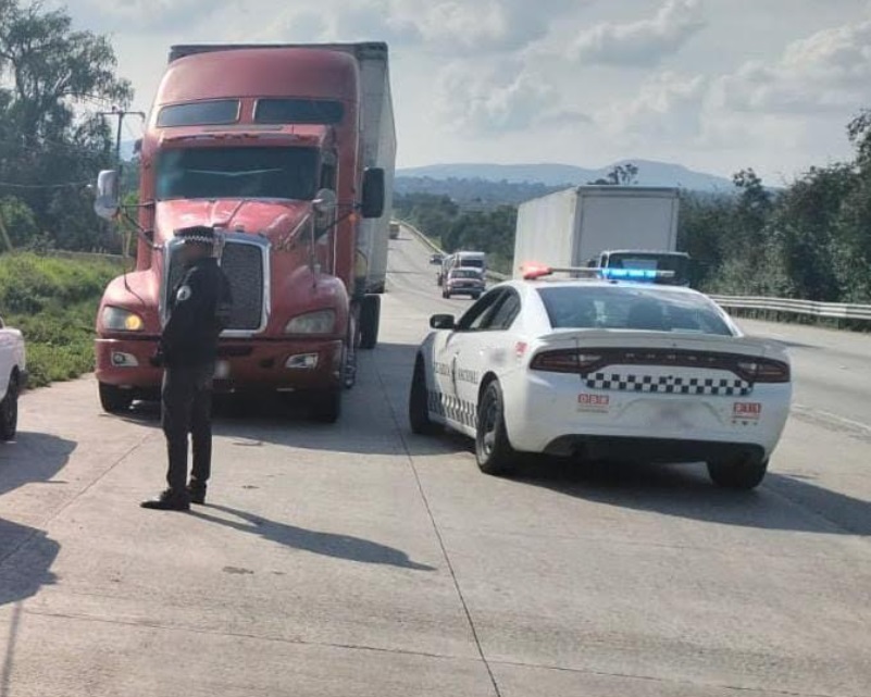 Rescatan a transportista privado de su libertad en la carretera Mèxico-Querétaro