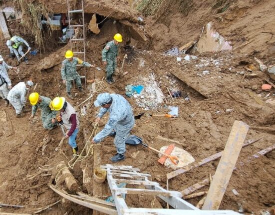 Continúan labores de rescate en Xalapa por desgajamiento de cerro