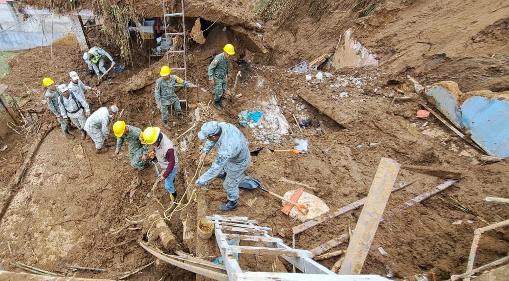 Continúan labores de rescate en Xalapa por desgajamiento de cerro