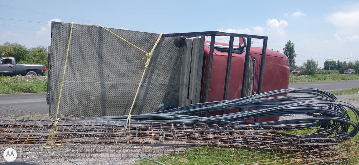 Vuelca camioneta con varilla en carretera de Hidalgo