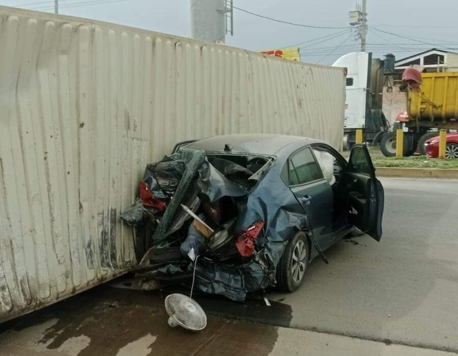 Tráiler impacta 11 autos en Tulancingo