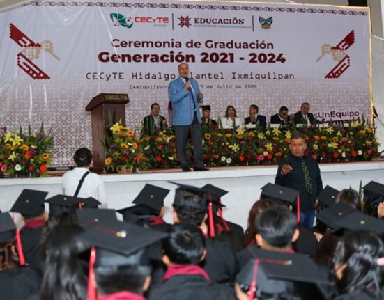 Entregan diplomas a graduados del CECyTE Hidalgo