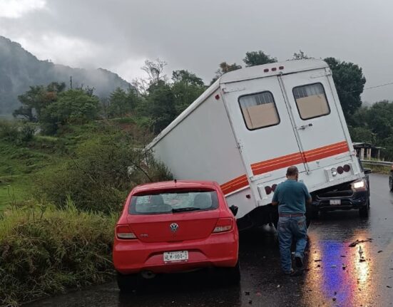 Chocan auto y camión de mudanzas en Ixtlahuaco